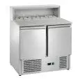 SALADETTE UND PIZZAKÜHLTISCH - Mod. AK940P - STATISCHE KÜHLUNG - GASTRONORM 1/1 (cm 53x32,5) - GRANITARBEITSPLATTE - AUFKANTUNG AUS EDELSTAHL FÜR 5 GN 1/6 BEHÄLTER (17,6x16,2 cm) - 2 GEKÜHLTE TÜREN - TEMPERATUR +2°/+8°C - Abmessungen in cm (B x T x H): 90