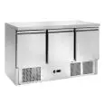 SALADETTE UND KÜHLTISCH - Mod. AK943T - STATISCHE KÜHLUNG - GASTRONORM 1/1 (cm 53x32,5) - ARBEITSPLATTE AUS EDELSTAHL - 3 GEKÜHLTE TÜREN - TEMPERATUR +2°/+8°C - Abmessungen in cm (B x T x H): 136,5 x 70 x 85 - EG-NORM