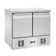 SALADETTE UND KÜHLTISCH - Mod AK961BTV - BELÜFTETE KÜHLUNG - GASTRONORM 1/1 (cm 53x32,5) - ARBEITSPLATTE AUS EDELSTAHL - 2 GEKÜHLTE TÜREN - TEMPERATUR -18°/-22°C - Abmessungen in cm (B x T x H): 92,2 x 70 x 85
