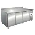 Tiefkühltisch mit Aufkantung - Edelstahl AISI 304 - Umluftkühlung - Mod. ECZ3200BT - Gastronorm 1/1 (53 x 32,5 cm) - 3 Türen - Nutzvolumen: 465 Liter - Temperaturberereich: -10°/-20°C - Produktmaße (B x T x H): 179,5 x 70 x 96 - CE-Kennzeichnung