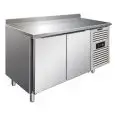 Kühltisch mit Aufkantung - Edelstahl AISI 304 - Umluftkühlung - Mod CXF2200TN - Gastronorm 1/1 (53 x 32,5 cm) - 2 Türen - Nutzvolumen: 313,5 Liter - Temperaturberereich: -2°/+8°C - Produktmaße (B x T x H): 136 x 70 x 96