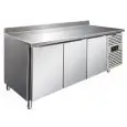 Kühltisch mit Aufkantung - Edelstahl AISI 304 - Umluftkühlung - Mod CXF3200TN - Gastronorm 1/1 (53 x 32,5 cm) - 3 Türen - Nutzvolumen: 358 Liter - Temperaturberereich: -2°/+8°C - Produktmaße (B x T x H): 179,5 x 70 x 96