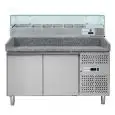 PIZZAKÜHLTISCH AUS EDELSTAHL - MIT KÜHLAUFSATZ - FÜR PIZZABEHÄLTER 60 x 40 cm - UMLUFTKÜHLUNG - Mod DB2600TN38 - 2 KÜHLTÜREN - TEMPERATUR: -2°/+8°C - Abmessungen in cm (B x T x H): 151 x 80 x 143,5