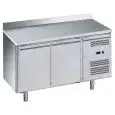 KÜHLTISCH MIT AUFKANTUNG AUS EDELSTAHL AISI 201 - KONDITOREIWAREN - UMLUFTKÜHLUNG - Mod. G-PA2200TN-FC - 2 TÜREN - Bruttokapazität: 390 Liter - TEMPERATUR: -2°/+8°C - Abmessungen in cm. (B x T x H): 151 x 80 x 95 - EG-Norm