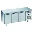 KÜHLTISCH AUS EDELSTAHL AISI 201 - KONDITOREIWAREN - UMLUFTKÜHLUNG - Mod. G-PA3100TN-FC - 3 TÜREN - Bruttokapazität: 580 Liter - TEMPERATUR: -2°/+8°C - Abmessungen in cm. (B x T x H): 202 x 80 x 85 - EG-Norm