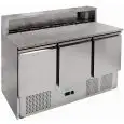 Saladette und pizzakühltisch aus edelstahl AISI 201 - Mod G-PS903-FC - Gastronorm 1/1 (53 x 32,5 cm) - Statische kühlung - 3 kühltüren - Temperatur: +2°/+8°C - Produktmaße (BxTxH) cm 136,5 x 70 x 102