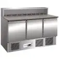 Saladette und pizzakühltisch aus edelstahl AISI 304 - Mod G-PS903 - Gastronorm 1/1 (53 x 32,5 cm) - Statische kühlung - 3 kühltüren - Temperatur: +2°/+8°C - Produktmaße (BxTxH) cm 136,5 x 70 x 110