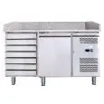 PIZZAKÜHLTISCH AUS EDELSTAHL AISI 201 - FÜR PIZZATEIGBEHÄLTER 60 x 40 cm - UMLUFTKÜHLUNG - Mod. G-PZ1610TN-FC - 1 KÜHLTÜREN - 7 NEUTRALE SCHUBLADEN - TEMPERATUR: -2°/+8°C - ABMESSUNGEN IN cm (B x T x H): 151 x 80 x 100 - EG-Norm