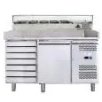 PIZZAKÜHLTISCH AUS EDELSTAHL AISI 201 - MIT KÜHLAUFSATZ - FÜR PIZZABEHÄLTER 60 x 40 cm - UMLUFTKÜHLUNG - MOD. G-PZ1610TN38-FC - 2 KÜHLTÜREN - 1 NEUTRALER SCHUBLADENSCHRANK MIT 7 SCHUBLADEN - TEMPERATUR: -2°/+8°C - Abmessungen in cm (B x T x H): 151 x 80 x