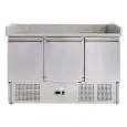 PIZZAKÜHLTISCH AUS EDELSTAHL AISI 201 - GASTRONORM 1/1(cm 53 x 32,5) - STATISCHE KÜHLUNG - Mod. G-S903PZVRX FC - MIT KÜHLAUFSATZ  - 3 KÜHLTÜREN - TEMPERATUR: +2°/+8°C - Abmessungen in cm (B x T x H): 140 x 70 x 102 - EG-NORM