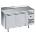 KÜHLTISCH MIT AUFKANTUNG AUS EDELSTAHL AISI 201 - FÜR SNACKS - UMLUFTKÜHLUNG - Mod. G-SNACK2200TN-FC - 2 TÜREN - Bruttokapazität: 159 Liter - TEMPERATUR: -2°/+8°C - Abmessungen in cm. (B x T x H): 136 x 60 x 95 - EG-Norm