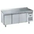 KÜHLTISCH MIT AUFKANTUNG AUS EDELSTAHL AISI 201 - FÜR SNACKS - UMLUFTKÜHLUNG - Mod. G-SNACK3200TN-FC - 3 TÜREN - Bruttokapazität: 239 Liter - TEMPERATUR: -2°/+8°C - Abmessungen in cm. (B x T x H): 179,5 x 60 x 95 - EG-Norm