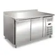 Kühltisch mit Aufkantung - Edelstahl AISI 304 - für Konditoreien - Umluftkühlung - Mod. RVZ2200TN - 2 Türen - Nutzvolumen: 428 Liter - Temperaturberereich: -2°/+8°C - Produktmaße (B x T x H): 151 x 80 x 96 - CE-Kennzeichnung