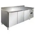 Kühltisch mit Aufkantung - Edelstahl AISI 304 - für Konditoreien - Umluftkühlung - Mod PXF3200TN - 3 Türen - Nutzvolumen: 635 Liter - Temperaturberereich: +2°/+8°C - Produktmaße (B x T x H): 202 x 80 x 96
