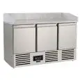SALADETTE UND PIZZAKÜHLTISCH - Edelstahl AISI 304 - Mod SF 903 PZ - statische Kühlung, unterstützt durch einen Lüfter für eine gleichmäßige Temperaturverteilung - Gastronorm 1/1 (53 x 32,5 cm) - 3 gekühlte Türen - Temperaturberereich: +2°/+8°C - Produktma