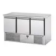 SALADETTE UND KÜHLTISCH - Mod. SLV03NX - UMLUFTKÜHLUNG - GASTRONORM 1/1 (cm 53x32,5) - ARBEITSPLATTE AUS EDELSTAHL - 3 GEKÜHLTE TÜREN - TEMPERATUR +4°/+6°C - Abmessungen in cm (B x T x H): 138,4 x 70 x 88 -CE-Kennzeichnung